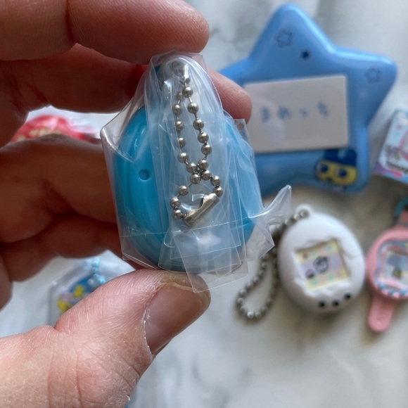 Bandai - Tamagotchi GASHAPON Keychain/badge LOT - Picture 5 of 11